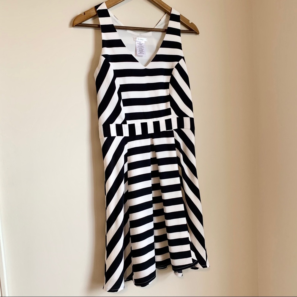 🆕 MODCLOTH Esley Sleeveless V-Neck Stripe Dress